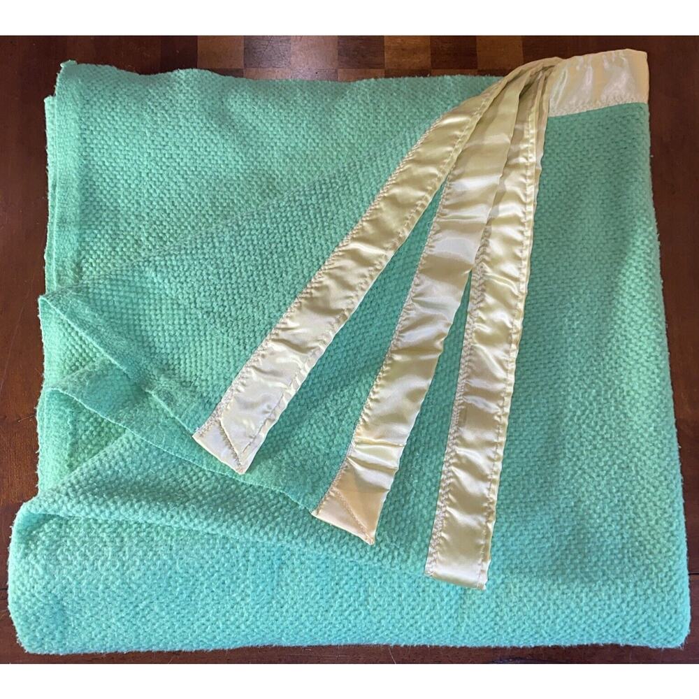 VTG Acrylic Satin Trim Blanket Queen / Full BRIGHT Green Waffle Weave Thermal
